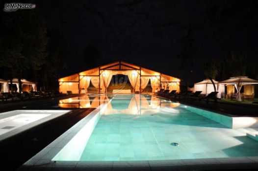 Il fascino della piscina illuminata di notte