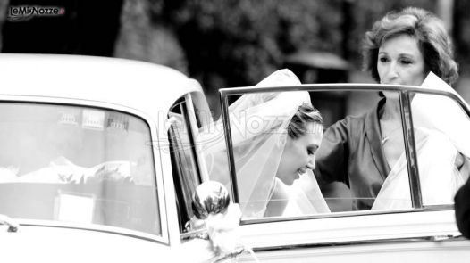 Fotografia della sposa mentre scende dalla macchina