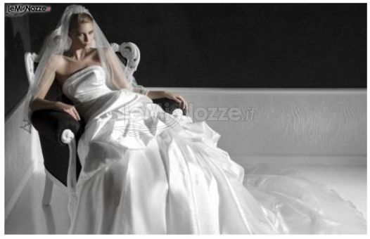 Abito bianco con velo di "Le Spose di Sofia" per Naccari Sposa