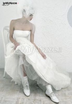 Vestito da sposa con dettagli in tulle e scarpe mocassino