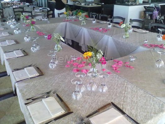 Tavolo quadrato con petali di rosa