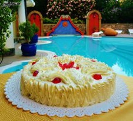 Torta artigianale per un buffet dei dolci a bordo piscina