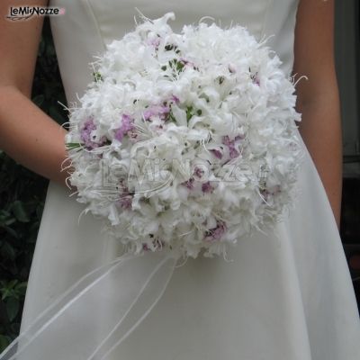 Bouquet di fiori bianchi per la sposa