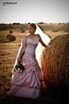Fotografia della sposa in un fienile