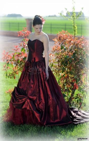 Prezioso abito da sposa dal colore rosso bordeaux