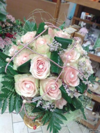Bouquet con rose e perle