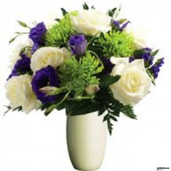 Composizione fiori bianchi e viola