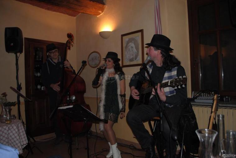 Marcella e Maurizio in versione Acoustic Trio con contrabbasso