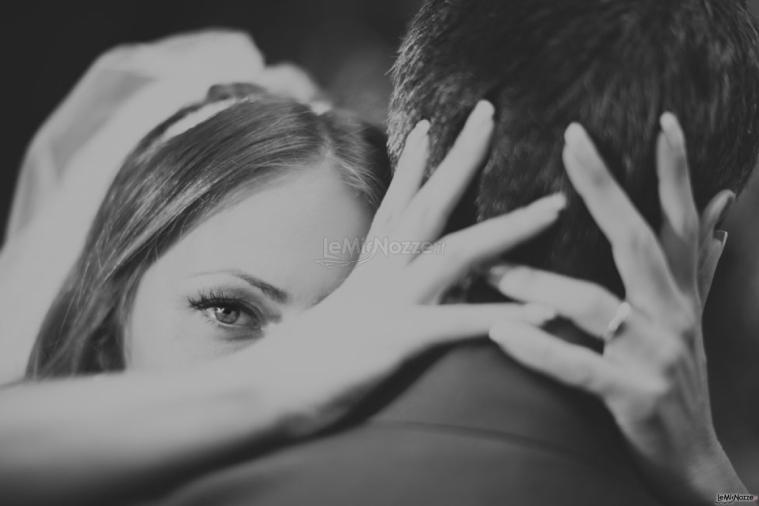 Foto in bianco e nero degli sposi abbracciati