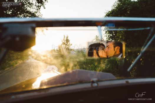 Foto del bacio degli sposi al tramonto