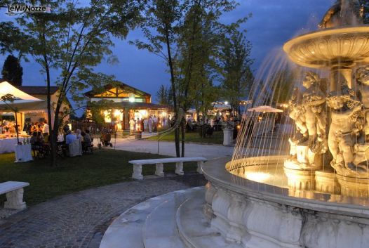 La Corte dei Tini illuminata per un matrimonio serale