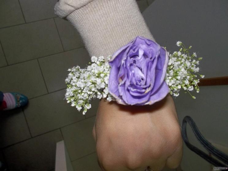Esempio di braccialetto. Con velo da sposa e lisianthus lilla.