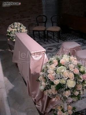 Fiori e addobbi bianco e rosa per il matrimonio