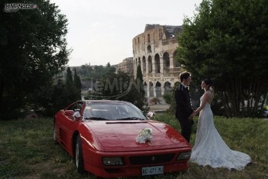 Sposi con la macchina da cerimonia