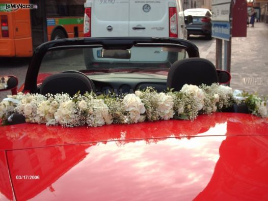 Addobbo floreale bianco per la macchina da cerimonia