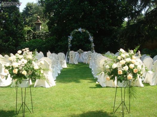 Matrimonio civile nel giardino della location di matrimonio