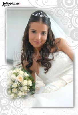 Foto in primo piano della sposa con cornice creativa