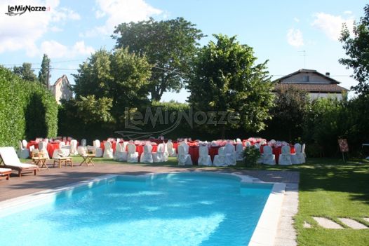 Ricevimento di matrimonio a bordo piscina