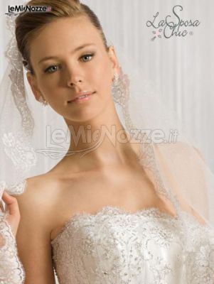 Vestito da sposa con velo ricamato