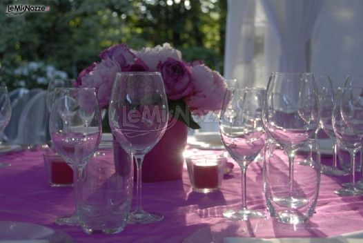 Tavolo allestito per matrimonio al tramonto