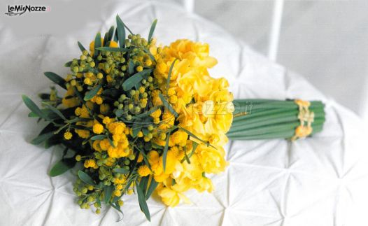 Bouquet con gambo lungo di fiorellini gialli