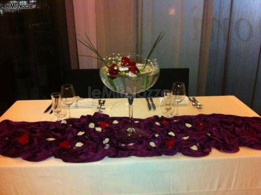 Donì Banqueting & Catering - Allestimento del tavolo del buffet con centrotavola in vetro