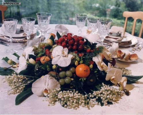 Centrotavola di fiori e frutta per i tavoli alle nozze