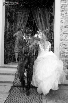 Scatto fotografico degli sposi all'uscita dalla chiesa