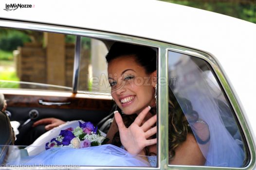 Foto della sposa che saluta dalla macchina