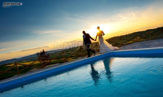 Fotografia degli sposi a bordo piscina