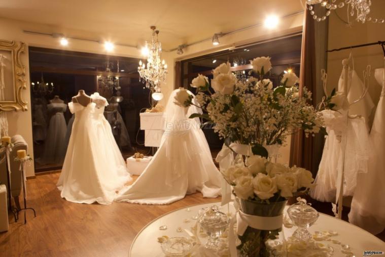 Gli abiti esposti nell'Atelier Sposami di Piacenza