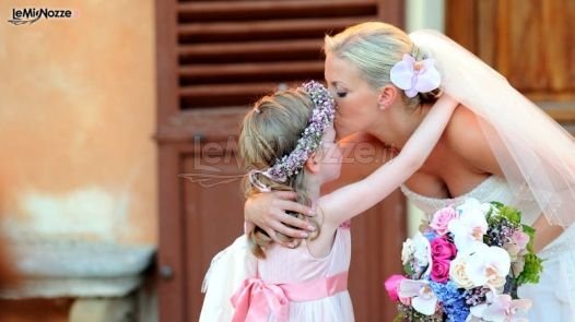 Foto della sposa che bacia la damigella