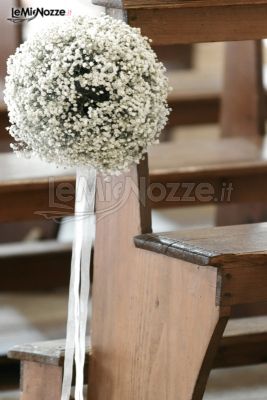 Addobbi floreali per i banchi della chiesa
