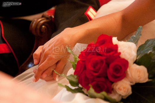 Il bouquet della sposa di rose bianche e rosse