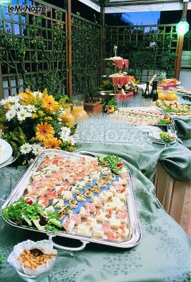 Buffet di matrimonio servito in giardino