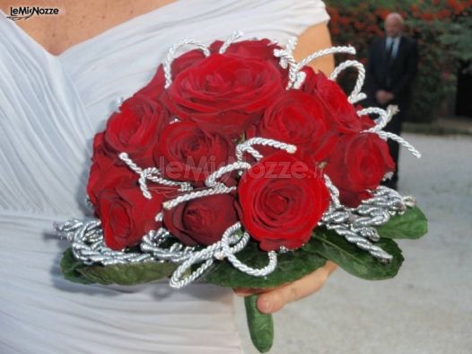 Bouquet di rose rosse per la sposa