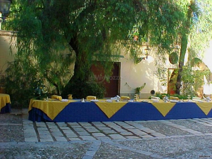 Preparazione di un tavolo per buffet nel cortile