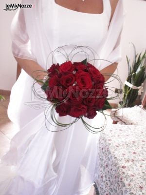 Bouquet di rose rosse per la sposa 