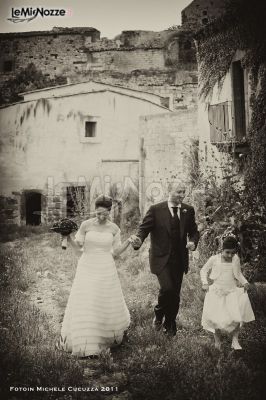 Foto effetto antico degli sposi con la damigella