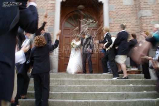 Foto del lancio del riso agli sposi all'uscita dalla chiesa