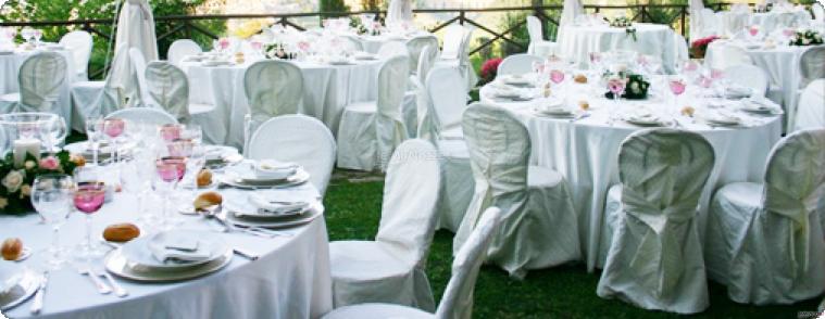Accogliente prato con mise en place per ricevimento di matrimonio all'Hotel Tonnara Trabia