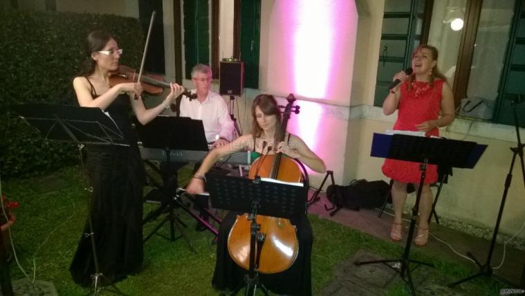 Trio e cantante moderna cena in villa Archi Delle Terme