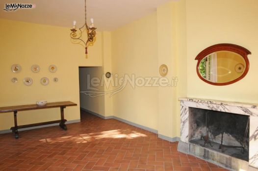 Salone interno della villa con camino in marmo