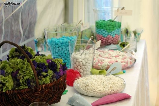 Buffet di confetti policromo per il ricevimento di nozze