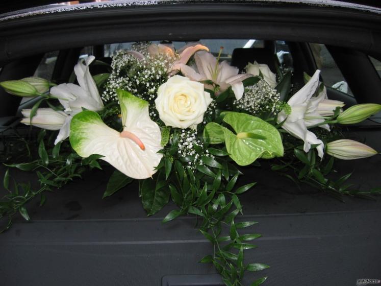 Cappelliera dietro di un'auto degli sposi con anthurium e lilium