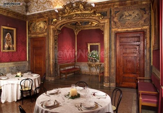 Allestimento tavoli per gli invitati al ricevimento di nozze a Palazzo Isolani