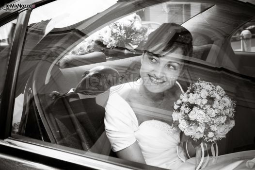 Fotografia della sposa all'arrivo in chiesa