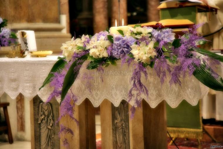 Allestimento altare chiesa - Fioreria Gabriella