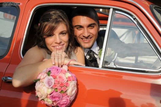 Sposi sull\'auto da cerimonia