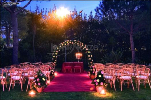 Arco floreale per la cerimonia di nozze in giardino